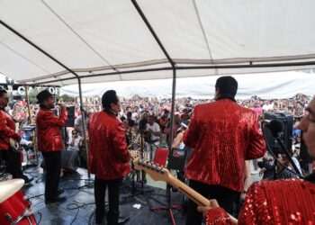 Miles en el homenaje a Los Frontera en la Plaza Fundadores