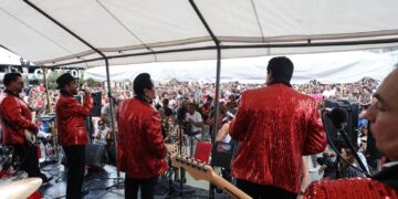 Miles en el homenaje a Los Frontera en la Plaza Fundadores