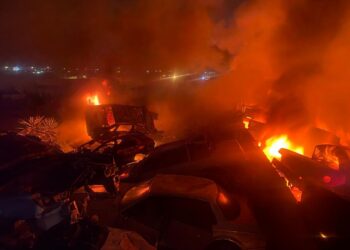 Incendio consume 40 vehículos en yonke de la carretera a Casas Grandes