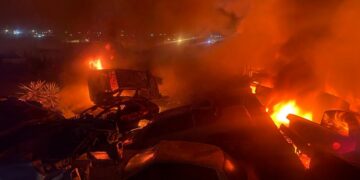 Incendio consume 40 vehículos en yonke de la carretera a Casas Grandes