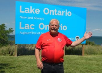 Responde Doug Ford con letrero monumental a la orden de Donald Trump de rebautizar el Lago Ontario