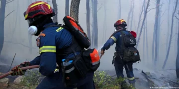 Grecia enfrenta ola de incendios forestales que amenazan las cercanías de Atenas