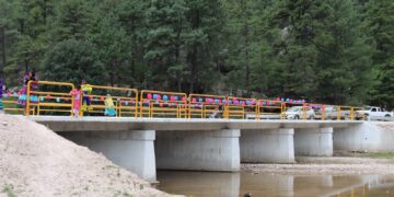 Inaugura puentes vehiculares en Cusárare