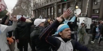 Reprimen fuerzas de seguridad en Buenos Aires protestas contra controvertida reforma a la Ley de Tierras