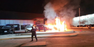 Incendio daña cinco vehículos en agencia automotriz