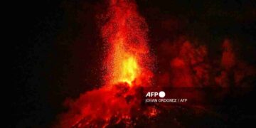 Eleva Guatemala nivel de alerta por erupción del Volcán de Fuego