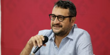 Llama Andy López a organizarse tras retiro de visa y acusa embestida de Estados Unidos contra la soberanía nacional