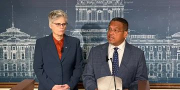Fiscal de Minnesota demanda al gobernador de Texas para que extradite a un agente del ICE