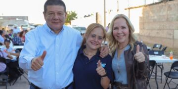 Adriana Fuentes en evento político de César Jáuregui
