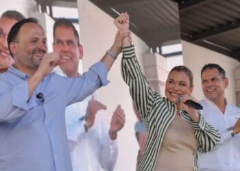 Maru Campos levanta la mano a Santiago de la Peña
