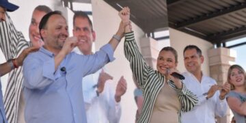 Maru Campos levanta la mano a Santiago de la Peña