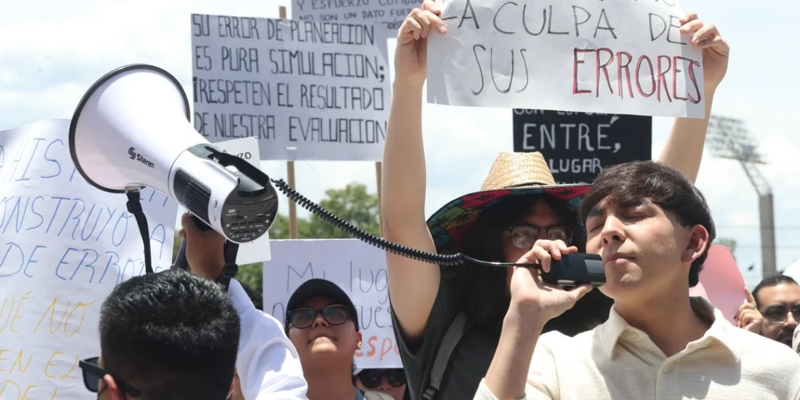 Promueven amparos aspirantes a la UNAM contra la cancelación del examen de admisión