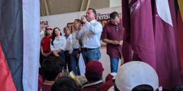 Adulto mayor colapsa por largas horas de espera en evento político del Polideportivo La Montada tras masiva acarreo