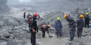 Suman casi 3 mil desaparecidos tras alud en la frontera entre Nepal y El Tíbet