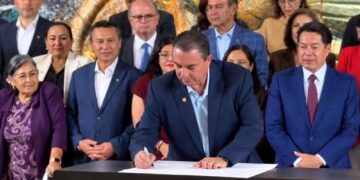 Regulan uso de celulares en escuelas primarias y secundarias tras acuerdo nacional