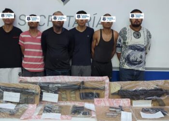 Rescatan a dos migrantes y aseguran arsenal en Juárez