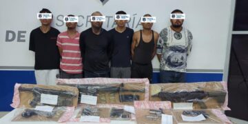 Rescatan a dos migrantes y aseguran arsenal en Juárez