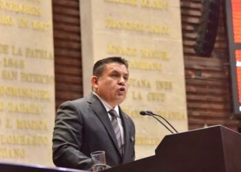 Ni ocurrencias ni exclusiones: Alex Domínguez exige rigor constitucional en reforma de nacionalidad