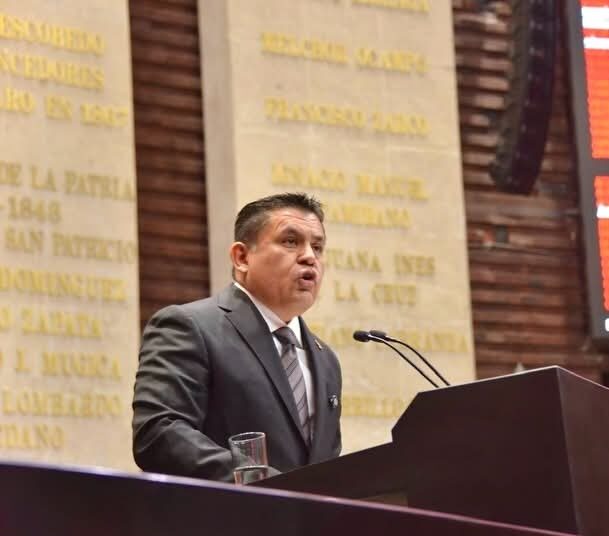 Ni ocurrencias ni exclusiones: Alex Domínguez exige rigor constitucional en reforma de nacionalidad