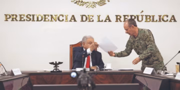FGR no localiza a Rafael Ojeda pero el exsecretario sigue activo y cobra 150 mil pesos mensuales en la Marina