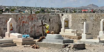 Localizan cráneo y restos humanos en bolsa negra sobre tumba del panteón Tepeyac