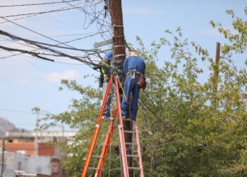 Avanzan en retiro de cableado en desuso en Ciudad Juárez