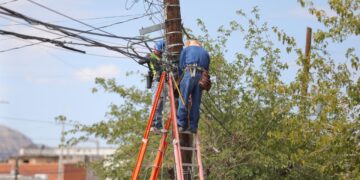 Avanzan en retiro de cableado en desuso en Ciudad Juárez