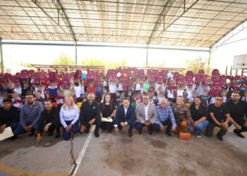 El ayuntamiento juarense sigue entregando mochilas y loncheras