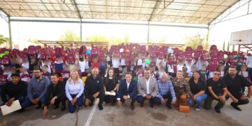 El ayuntamiento juarense sigue entregando mochilas y loncheras