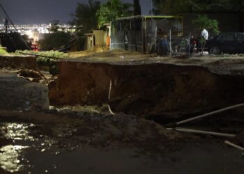 Deja socavón saldo de diez evacuados y decenas de servicios de emergencia