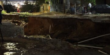 Deja socavón saldo de diez evacuados y decenas de servicios de emergencia