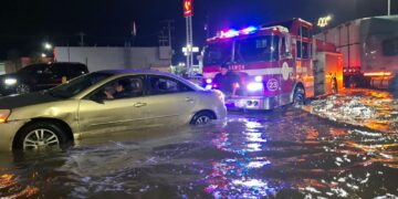 Inundaciones paralizan 13 importantes vialidades y pasos a desnivel en Ciudad Juárez