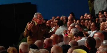 Raúl Castro reaparece en acto militar en Cuba tras rumores sobre su salud