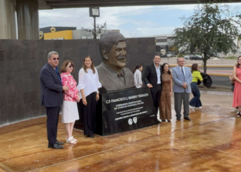 Develan busto de Pancho Barrio en Campus de la UACH