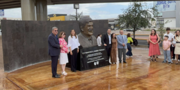 Develan busto de Pancho Barrio en Campus de la UACH