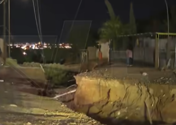 Deslave de ocho metros destruye calles y deja casas afectadas en Ciudad Juárez