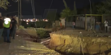 Deslave de ocho metros destruye calles y deja casas afectadas en Ciudad Juárez