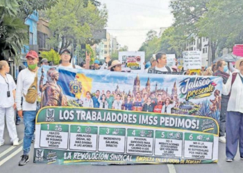 Exigen mejor salario, insumos, personal y jubilación justa: protesta del IMSS termina en bloqueo