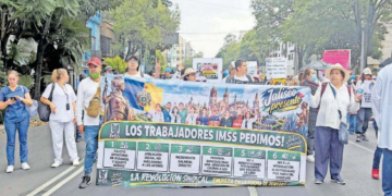 Exigen mejor salario, insumos, personal y jubilación justa: protesta del IMSS termina en bloqueo