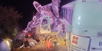 Choque entre autobús y tráiler deja cuatro muertos y veinte heridos en Nayarit