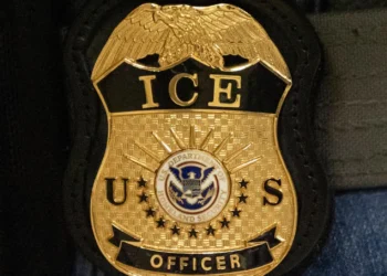 Exigen respuestas por muerte de ciudadano chino bajo custodia de ICE