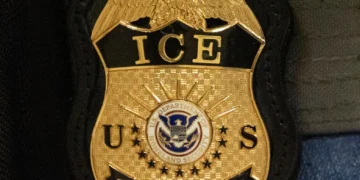 Exigen respuestas por muerte de ciudadano chino bajo custodia de ICE