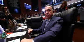 Inzunza deja presidencia de comisión en el Senado tras quedar sin grupo parlamentario