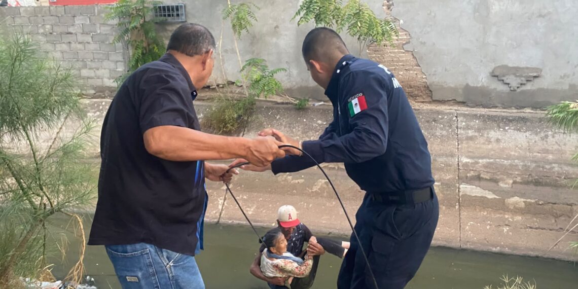 Rescatan a adulta mayor tras caer a canal en Partido Romero