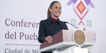 Sheinbaum acepta platicar con Maru en su llegada al aeropuerto