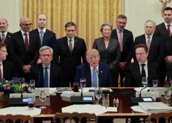 Defiende Trump la autorregulación de la inteligencia artificial tras reunión con directivos tecnológicos