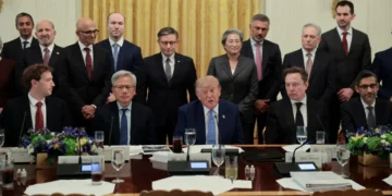 Defiende Trump la autorregulación de la inteligencia artificial tras reunión con directivos tecnológicos
