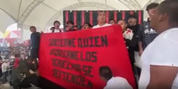 Normalistas irrumpen en acto de Sheinbaum