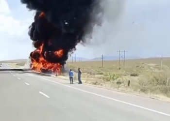 Volcadira e incendio de pipa con combustible cierra la Panamericana a la altura de Villa Ahumada