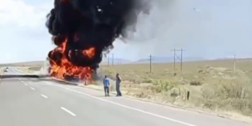 Volcadira e incendio de pipa con combustible cierra la Panamericana a la altura de Villa Ahumada